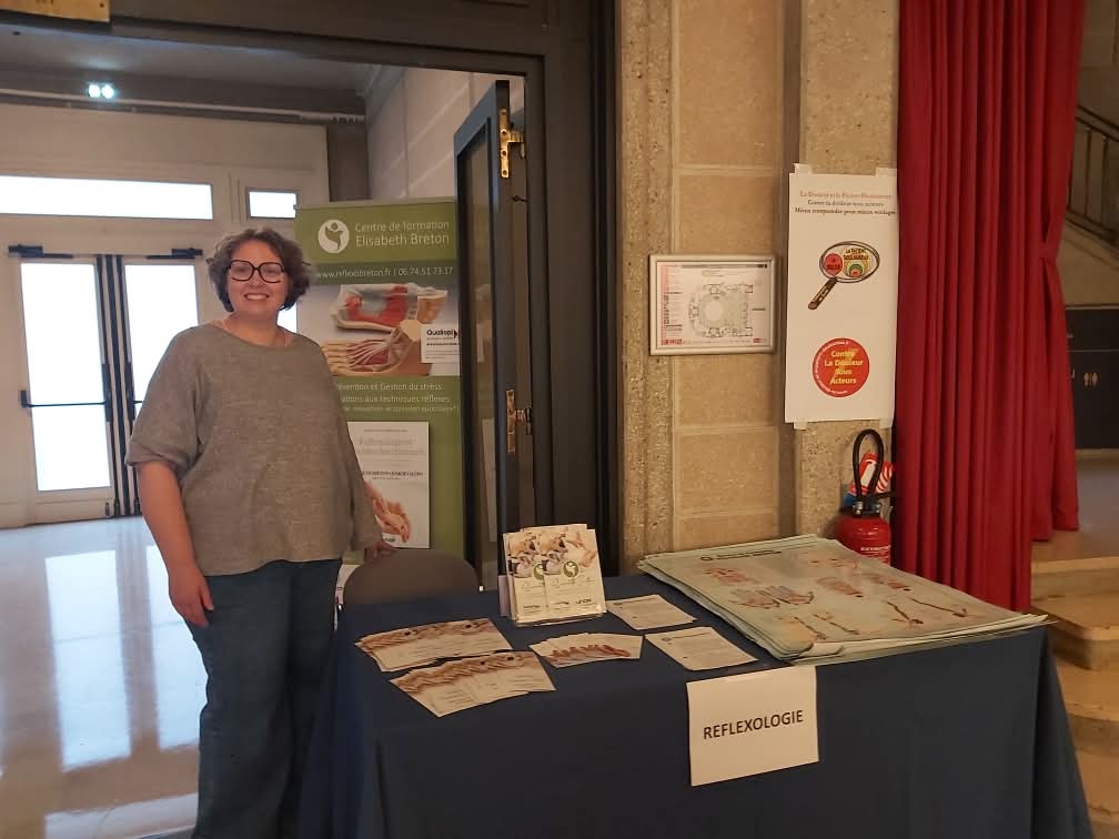 Marie Dussart sur un stand de présentation de la réflexologie, lors d'un événement bien-être