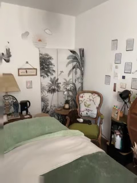Cabinet de réflexologie Atelier Réflex & Sens à Bordeaux-Lac : fauteuil de relaxation, lumière douce et ambiance apaisante propice au relâchement